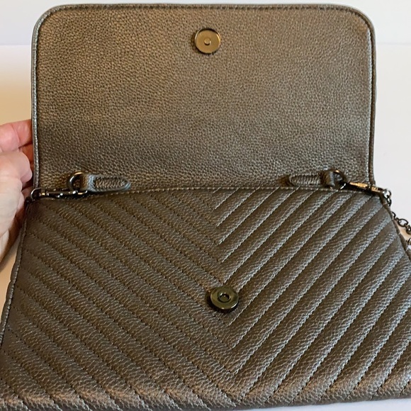 “C” Silver snap front clutch with chain - Picture 4 of 6